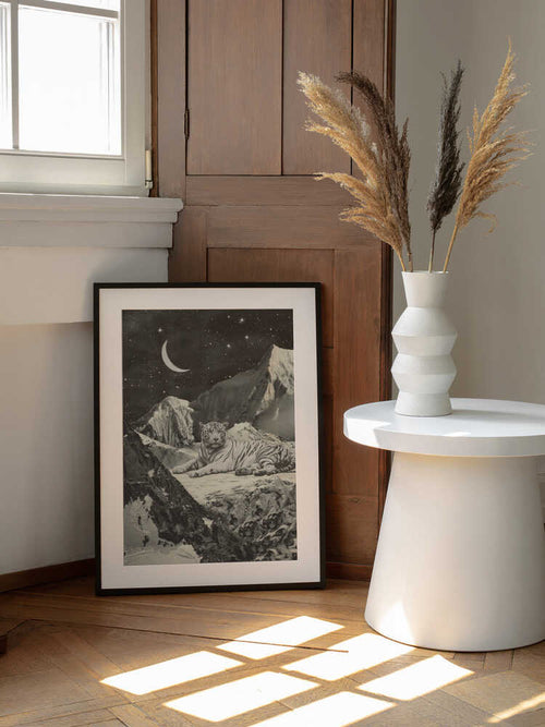 Celestial White Tiger, arte de Florent Bodart enmarcado en una pared