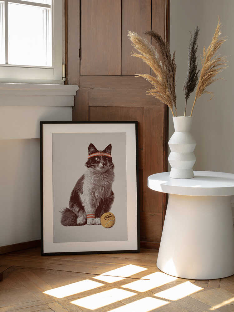 Retro Tennis Cat, arte de Florent Bodart enmarcado en una pared