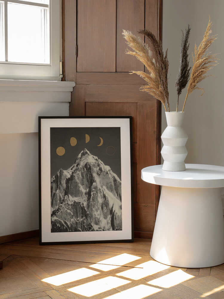 Golden Moon Mountain, arte de Florent Bodart enmarcado en una pared