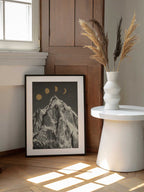 Golden Moon Mountain, arte de Florent Bodart enmarcado en una pared