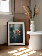 Petal Serenity, arte de Treechild enmarcado en una pared