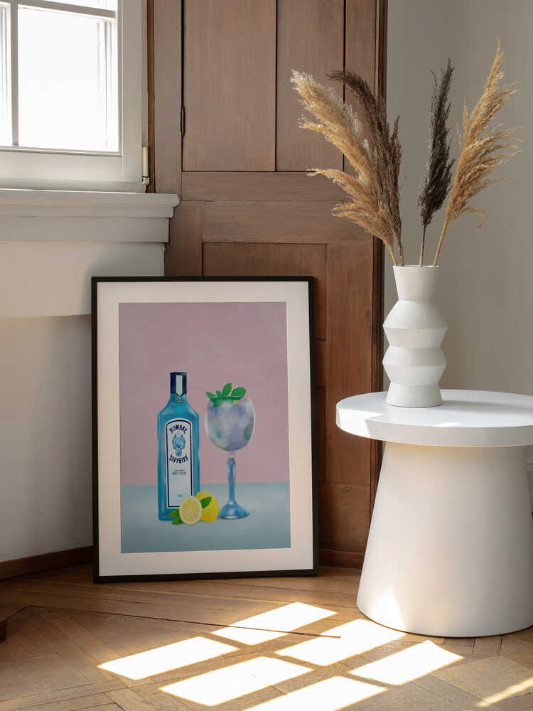 Gin Cocktail, arte de Petra Lizde enmarcado en una pared
