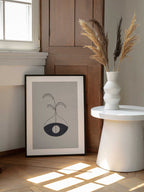 Minimalist Eye Vase, arte de Ivy Green Illustrations enmarcado en una pared