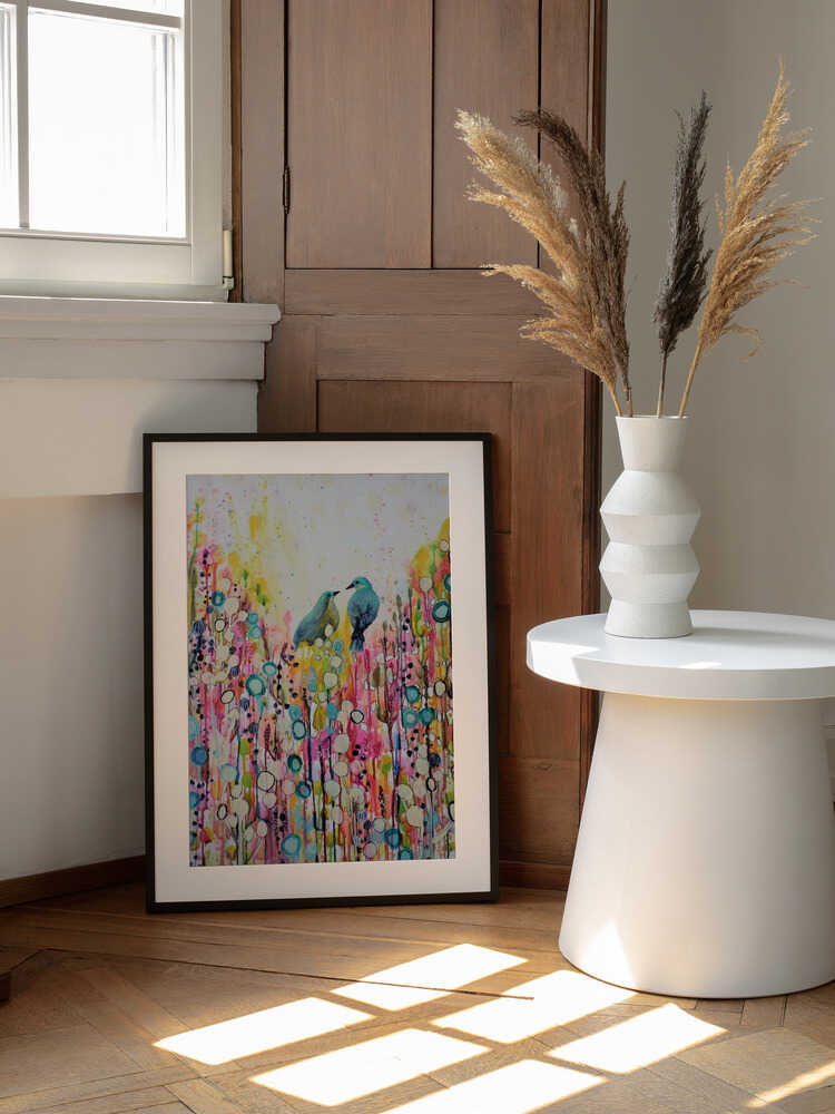Dreamy Garden Birds, arte de Sylvie Demers enmarcado en una pared
