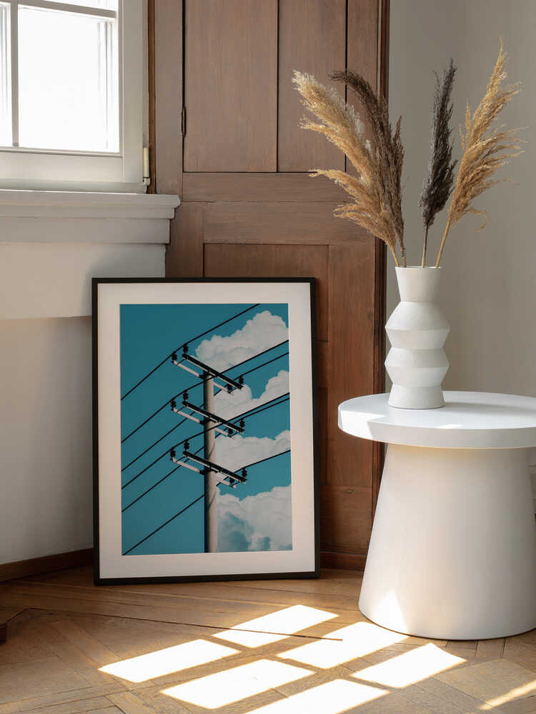 Blue Sky Wires, arte de Ariz Rab enmarcado en una pared