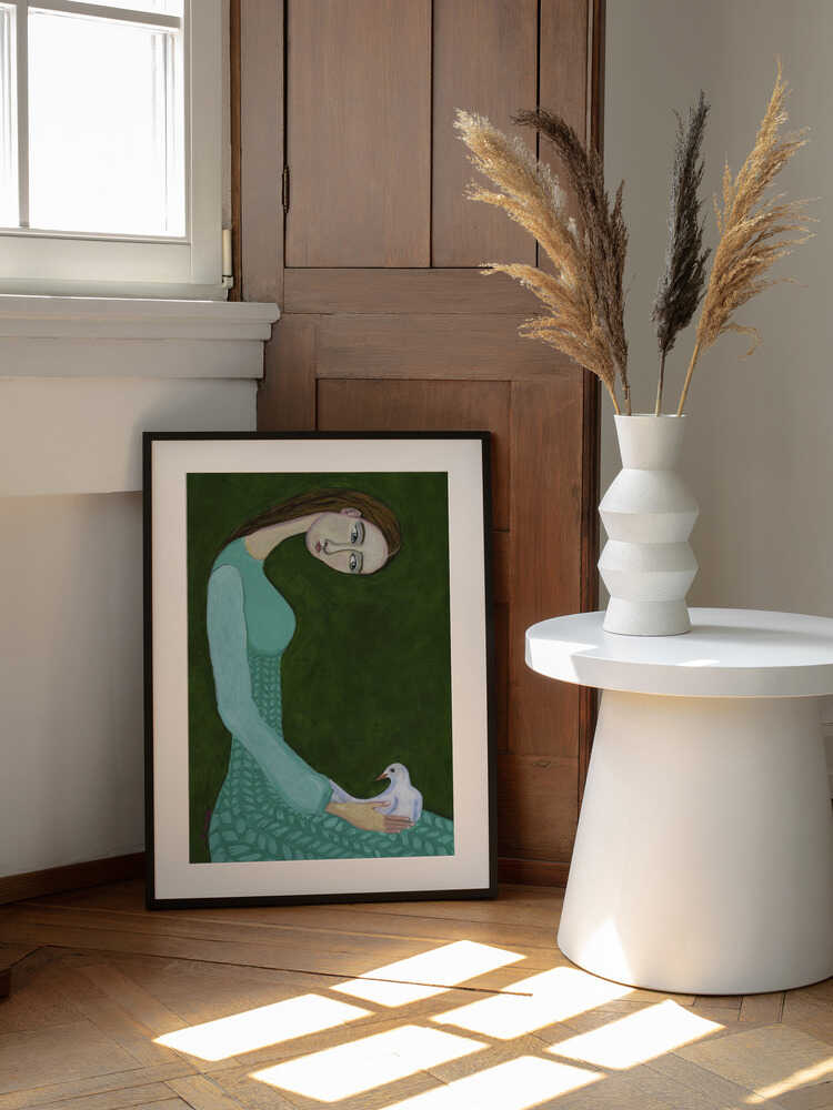 Serene Woman and Dove, arte de Sharyn Bursic enmarcado en una pared