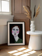 Mysterious Woman In Green, arte de Sharyn Bursic enmarcado en una pared