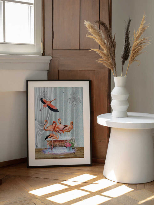A flurry of Flamingos &amp; Bubbles, arte de Sue Skellern enmarcado en una pared