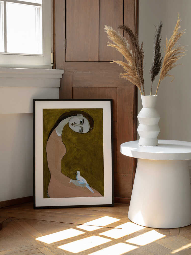 Serene Woman and Dove, arte de Sharyn Bursic enmarcado en una pared