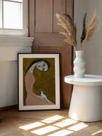 Serene Woman and Dove, arte de Sharyn Bursic enmarcado en una pared