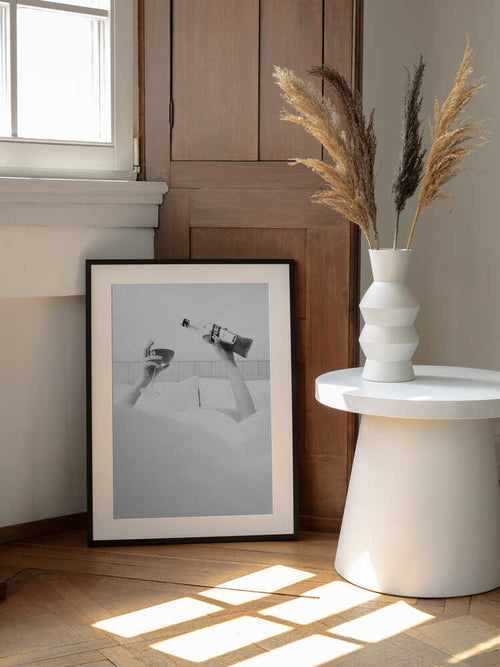 Cozy Bed Drinks, arte de Pictufy Studio III enmarcado en una pared