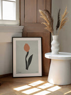 Modern Flower 01, arte de NKTN enmarcado en una pared