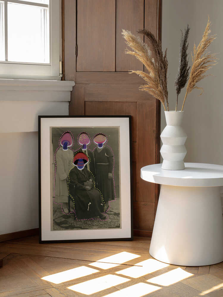 Surreal Mushroom Family, arte de Naomi Vona enmarcado en una pared
