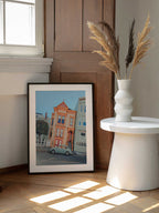 San Francisco Victorian and Bug, arte de Tom Windeknecht enmarcado en una pared