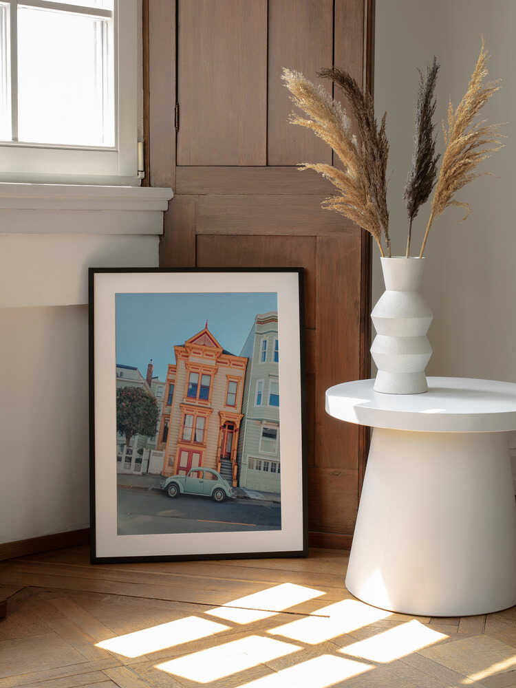 San Francisco Victorian and Bug, arte de Tom Windeknecht enmarcado en una pared