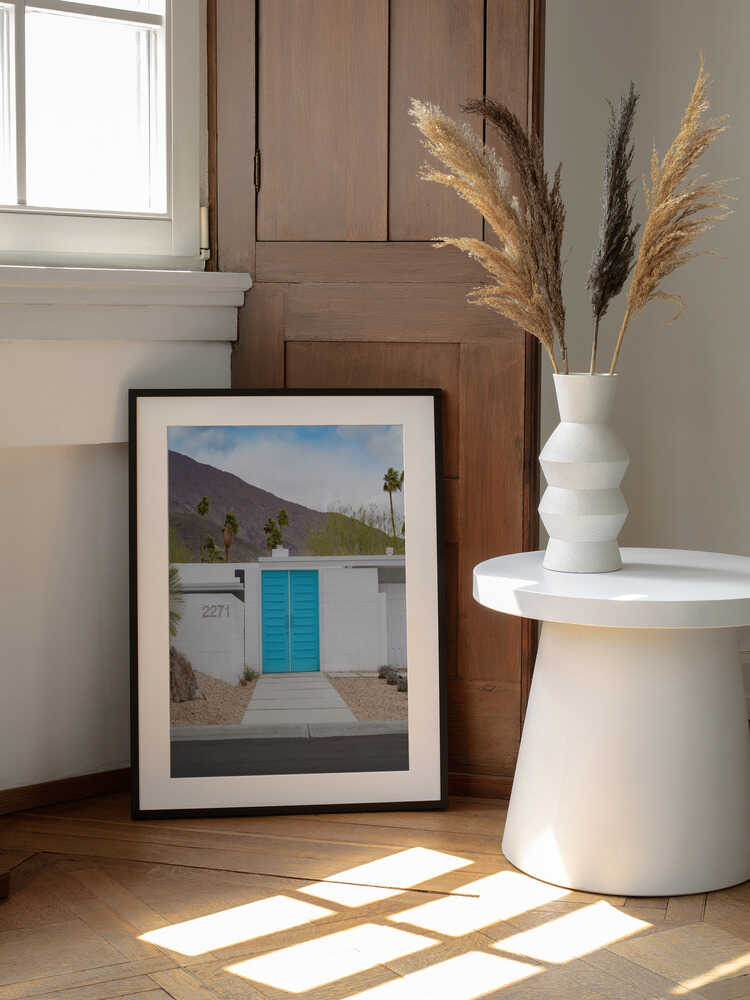 Turquoise Doors, arte de Tom Windeknecht enmarcado en una pared