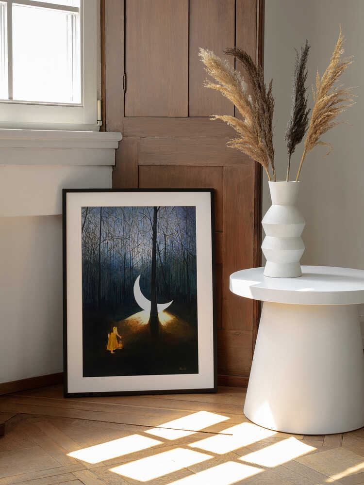 Enchanted Forest Moon, arte de Tom Blood enmarcado en una pared