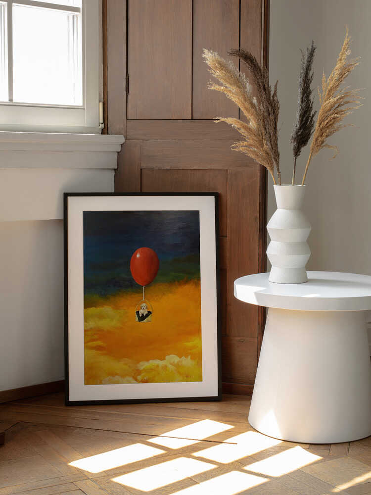 Flying Puppy Balloon, arte de Tom Blood enmarcado en una pared