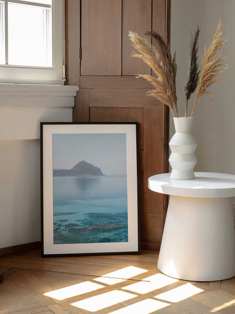 Serene Island Waterscape, arte de Photolovers enmarcado en una pared