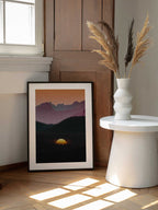Golden Orb Landscape, arte de Javier Pardina enmarcado en una pared