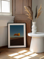 Dreamy Orange Cloud, arte de Javier Pardina enmarcado en una pared