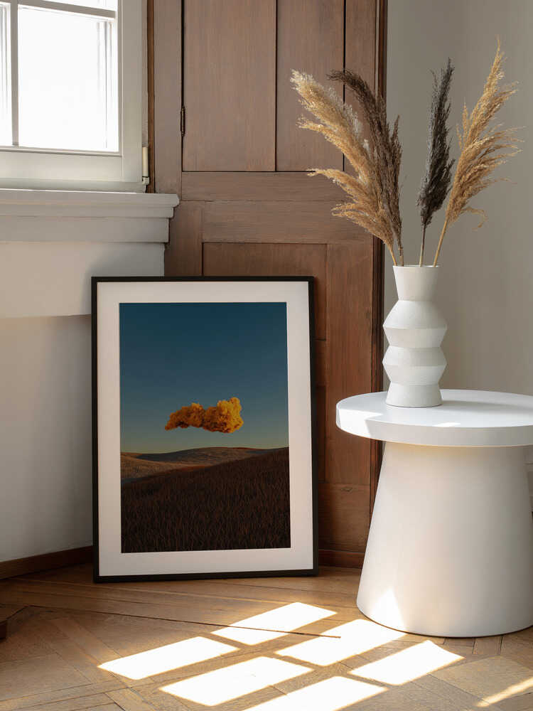 Dreamy Orange Cloud, arte de Javier Pardina enmarcado en una pared