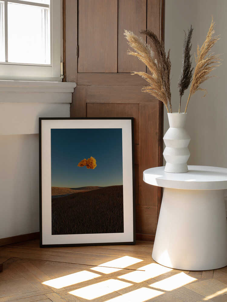 Golden Cloud Over Hills, arte de Javier Pardina enmarcado en una pared