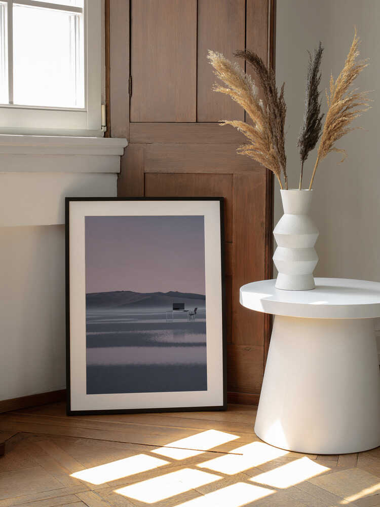 Minimalist Desert Workspace, arte de Javier Pardina enmarcado en una pared