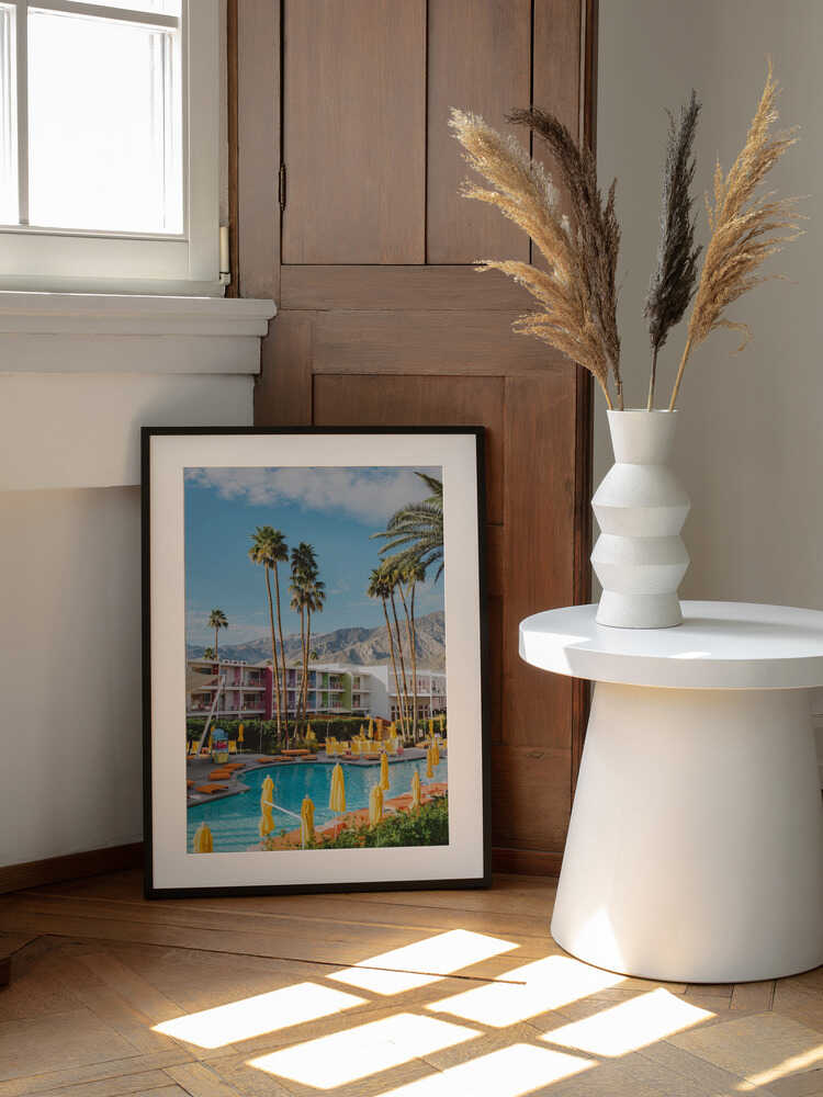 Colorful Desert Oasis, arte de Bethany Young enmarcado en una pared