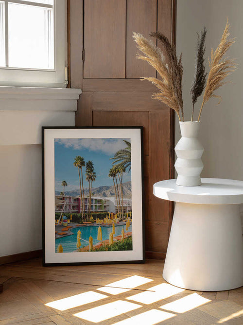 Colorful Desert Oasis, arte de Bethany Young enmarcado en una pared