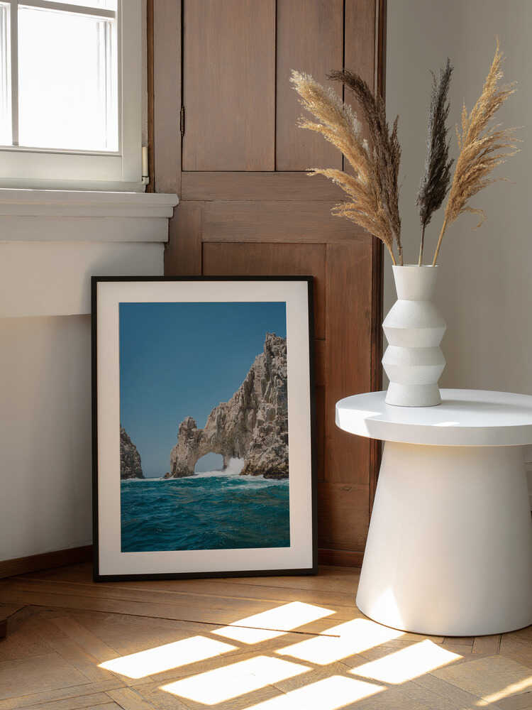 Waves Crashing Sea Arch, arte de Bethany Young enmarcado en una pared