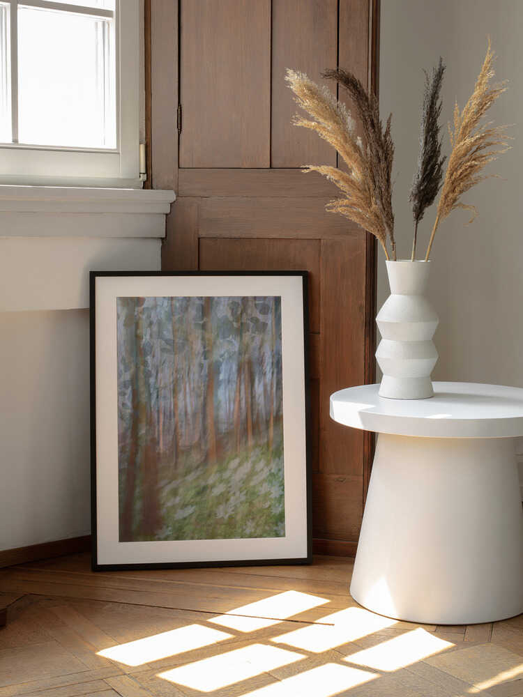 Dreamy Forest Bloom, arte de Christina Sillen enmarcado en una pared