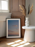 Pastel Ocean Twilight, arte de Bethany Young enmarcado en una pared