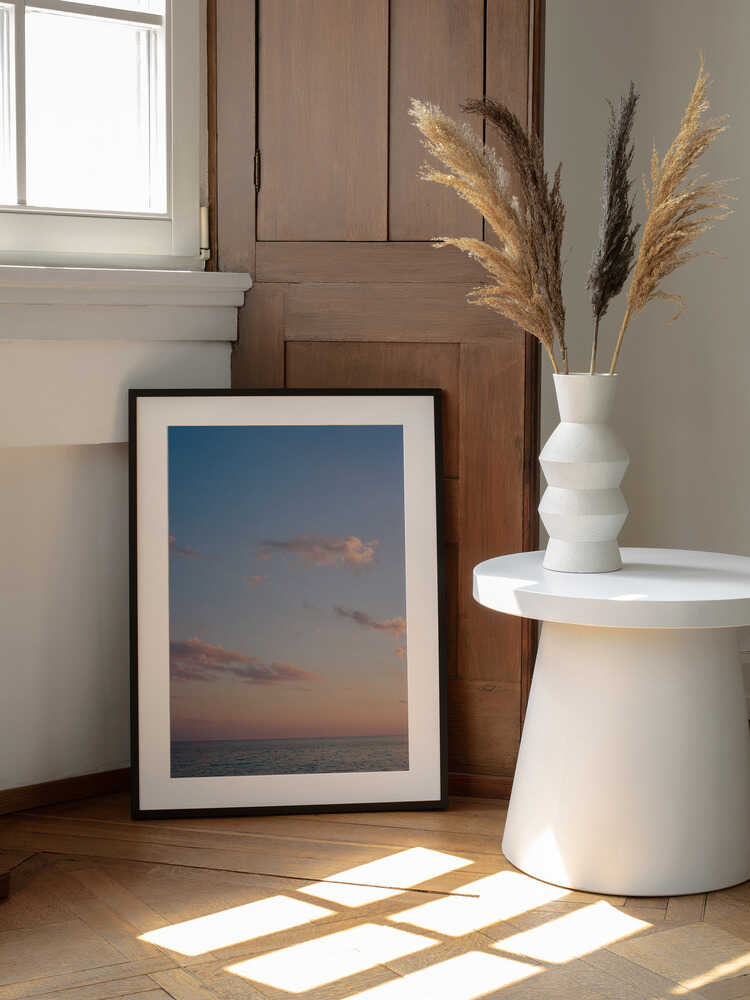 Pastel Ocean Twilight, arte de Bethany Young enmarcado en una pared