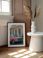 Classic Pink Car House, arte de Bethany Young enmarcado en una pared