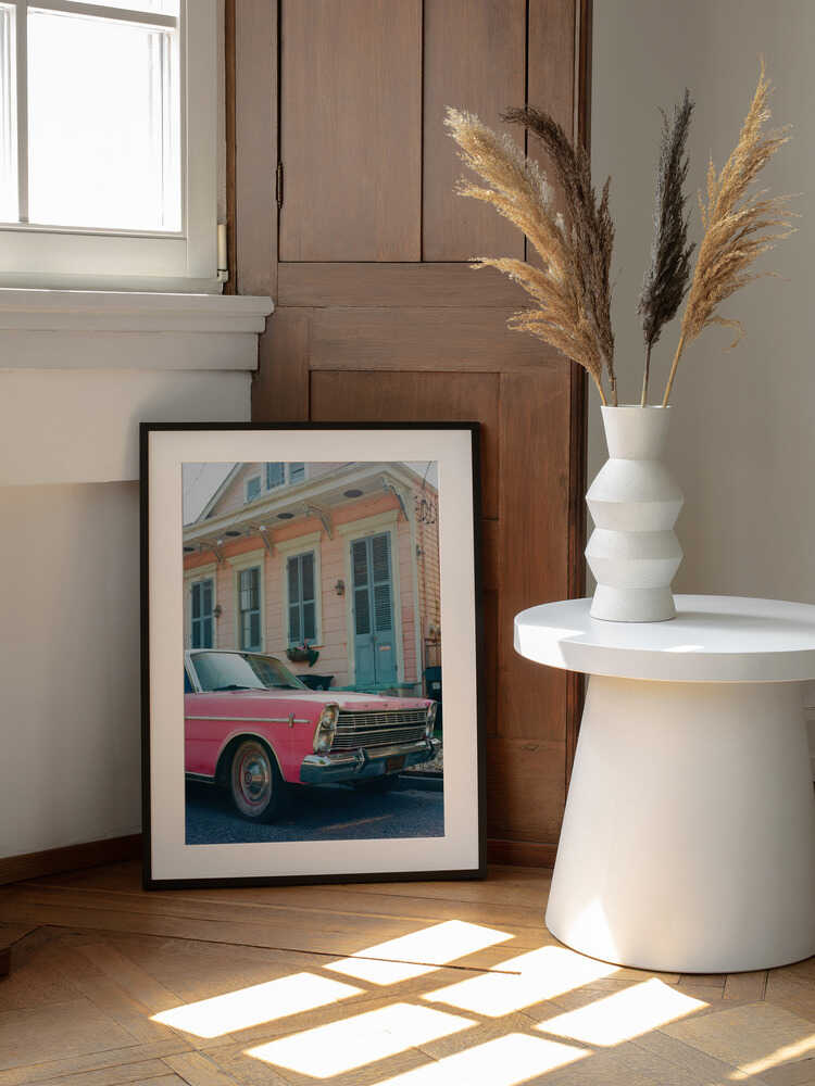 Classic Pink Car House, arte de Bethany Young enmarcado en una pared