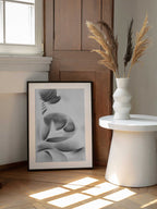 Graceful Female Form, arte de Corné Akkers enmarcado en una pared