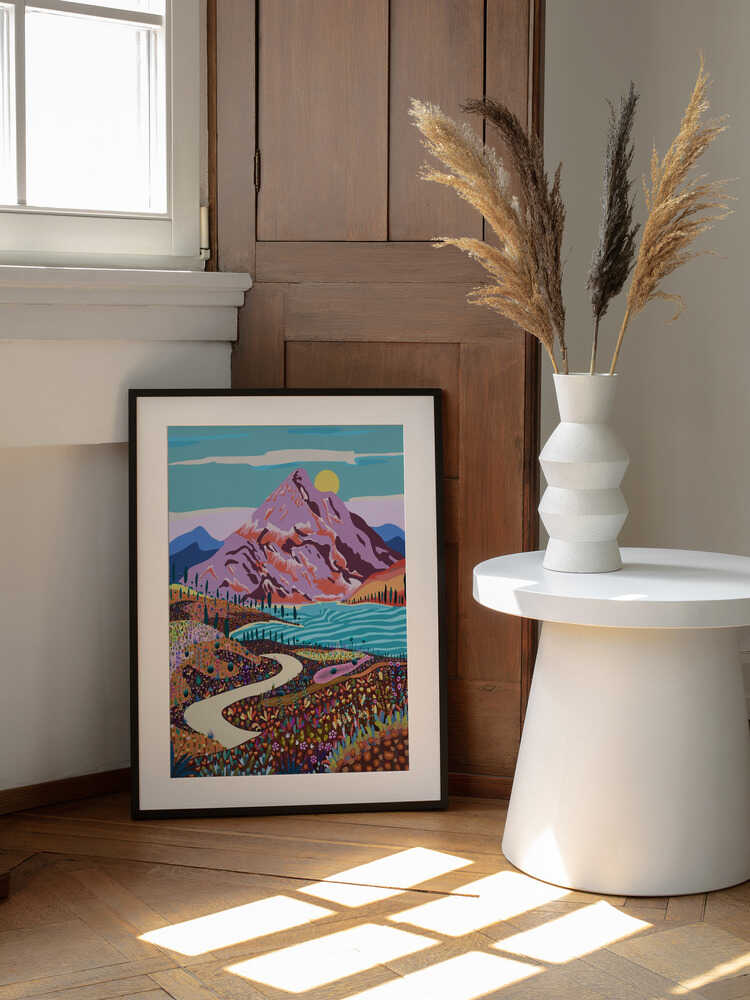 Vibrant Mountain Valley, arte de Uma Gokhale enmarcado en una pared