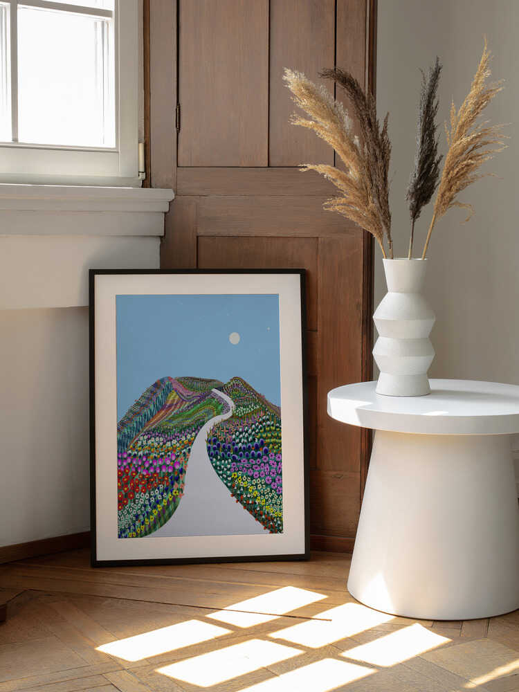 Winding Flower Mountain Path, arte de Uma Gokhale enmarcado en una pared