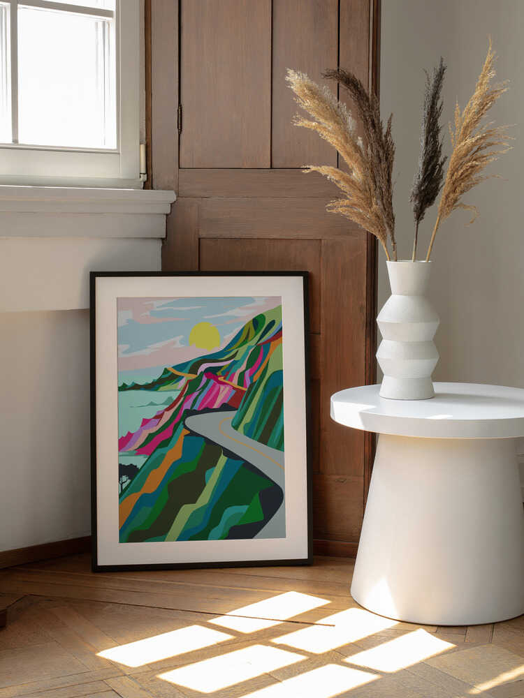 Vibrant Coastal Road, arte de Uma Gokhale enmarcado en una pared