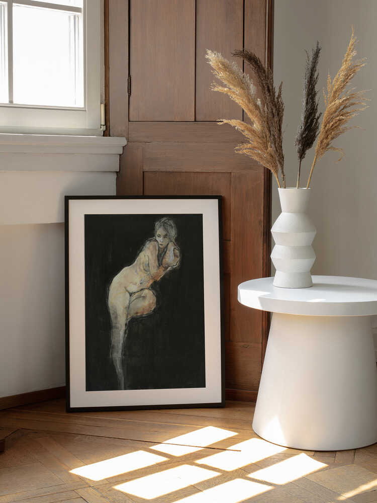 Pensive Female Study, arte de Ute Rathmann enmarcado en una pared
