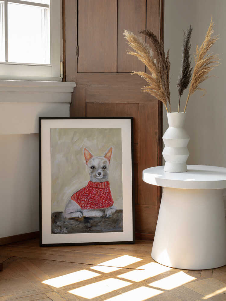 Chihuahua in Red Sweater, arte de Sharyn Bursic enmarcado en una pared
