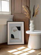 Abstract Shapes 2, arte de Mareike Böhmer enmarcado en una pared