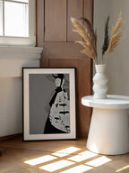 Avian Fashion Silhouette, arte de Doris Schmitz enmarcado en una pared