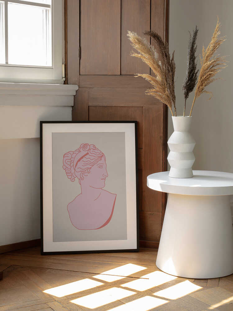 Pink Classical Bust, arte de Talitha McQueen enmarcado en una pared