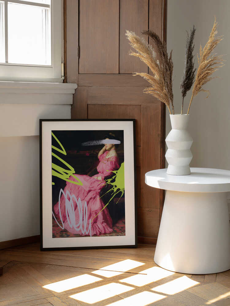 Graffiti Pink Lady, arte de Talitha McQueen enmarcado en una pared