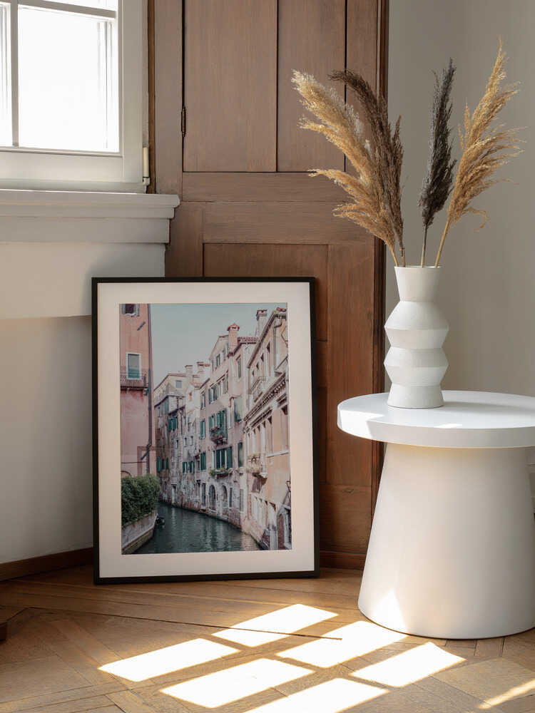 Pastel Venice Canal, arte de Talitha McQueen enmarcado en una pared