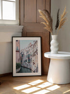 Pastel Venice Canal, arte de Talitha McQueen enmarcado en una pared