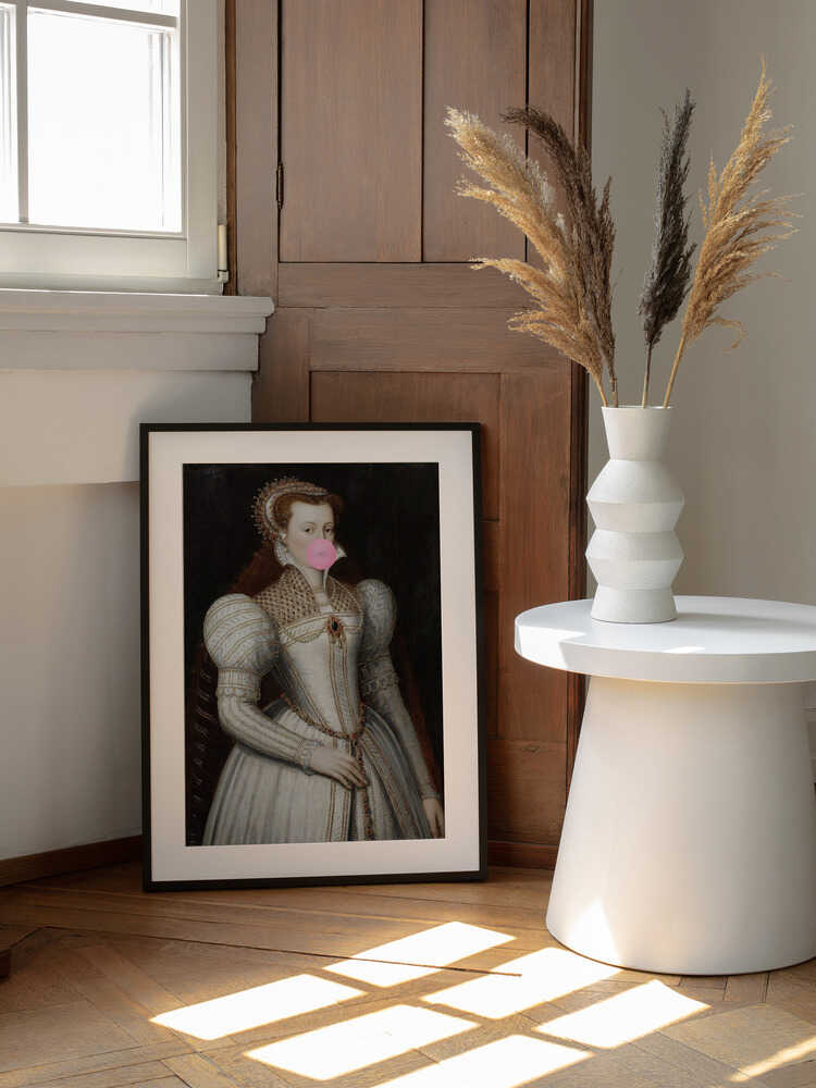 Regal Bubblegum Portrait, arte de Talitha McQueen enmarcado en una pared