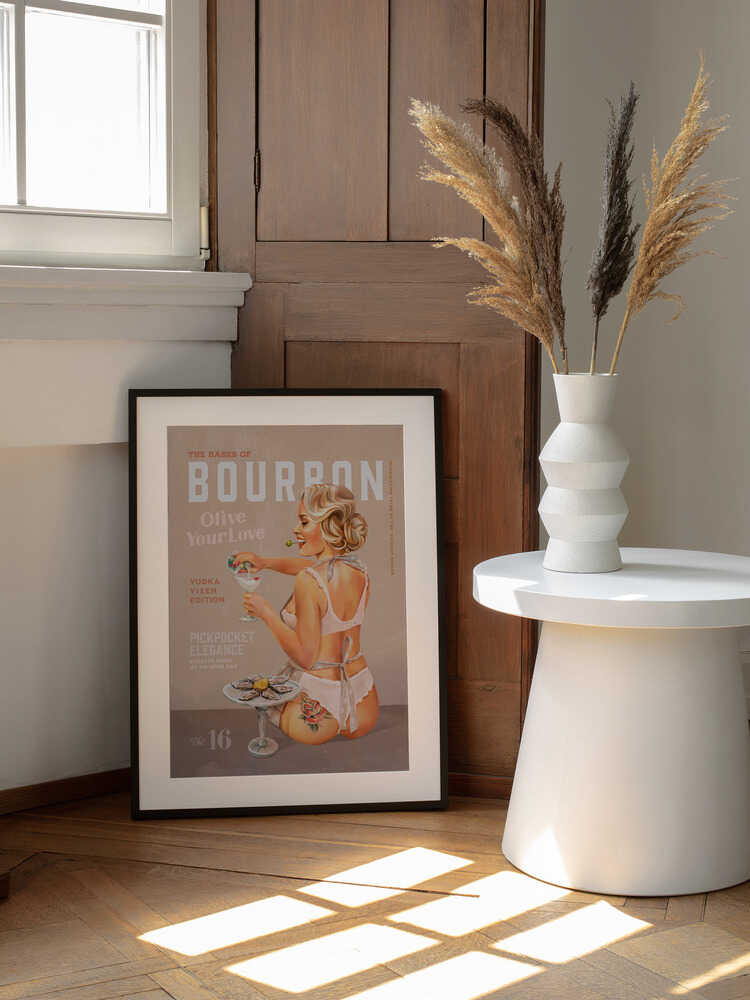 Bourbon Babe Vol 16 Vintage Vodka Martini Pin Up Girl, arte de The Whiskey Ginger enmarcado en una pared